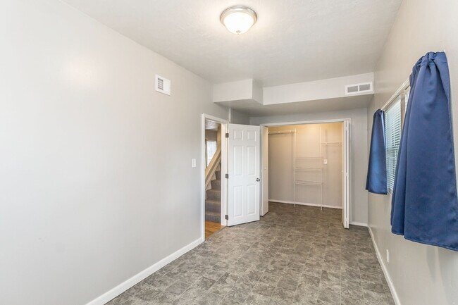 Building Photo - 1324 W Sioux St