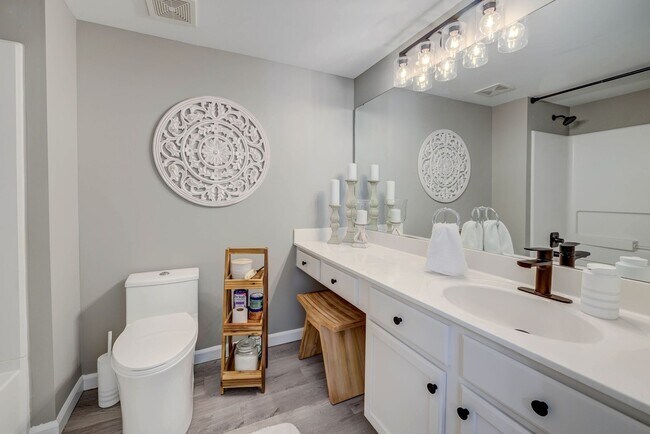 Building Photo - Tastefully updated 2-bedroom, 2-bath condo