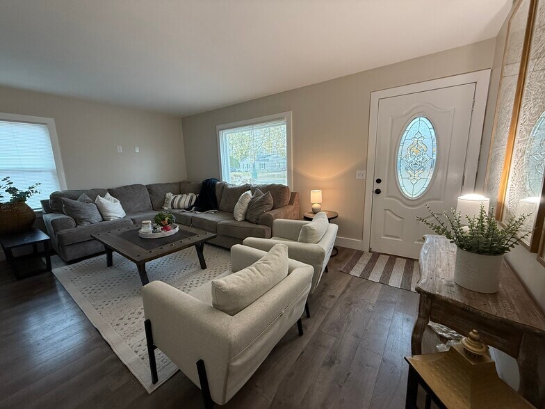 Building Photo - 206 Kissane Ave