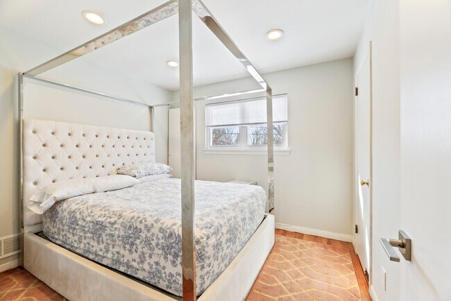 Building Photo - 446 Roedel Plz