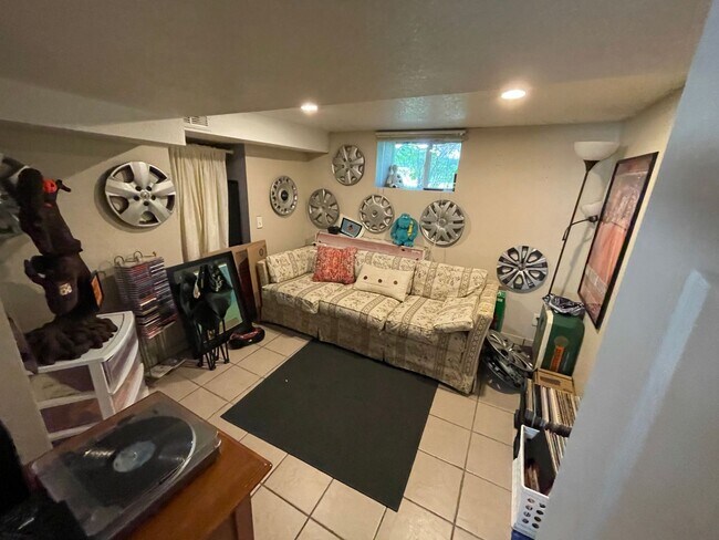 Building Photo - Duluth MN - 6 Bed - 3 Bath - Single Family...