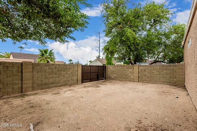 Building Photo - 1505 E Divot Dr