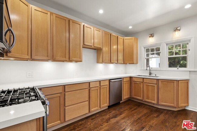 Building Photo - 448 Westmount Dr