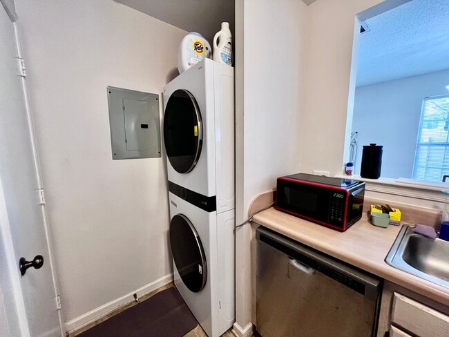 Building Photo - Beautiful 2-Bedroom End Unit Townhome in O...