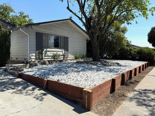 Building Photo - Remodeled 5 bedroom single level house - n...