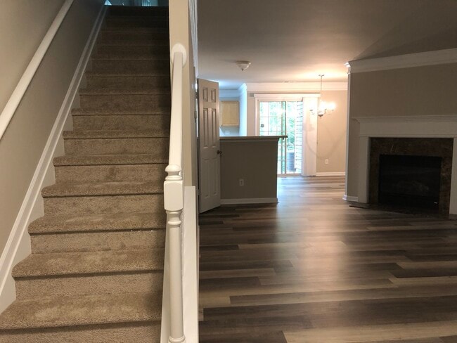 Building Photo - 815 Crestwell Cir SW