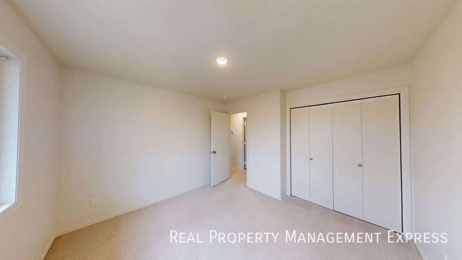 Building Photo - Stunning 4-Bedroom 2-Bathroom Home with Fully Fenced Yard