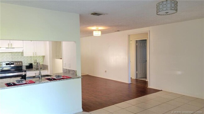 Building Photo - 2149 SE Dolphin Rd