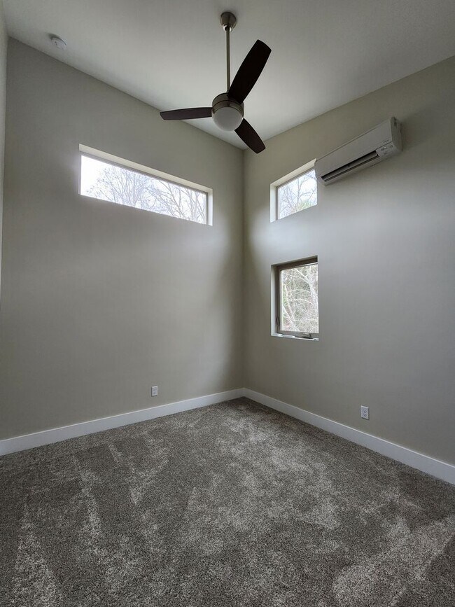 Building Photo - East Asheville Rental