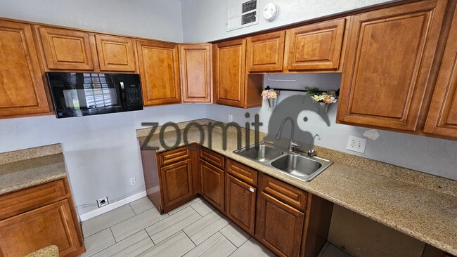 Building Photo - Wonderful home, convenient location