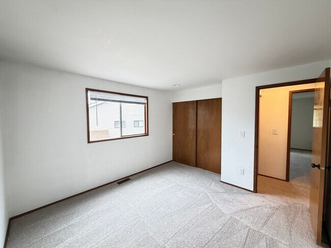 Building Photo - Saratoga Reach Beauty: Updated 4BR Home with Deck, Fireplace & Prime Mukilteo Location