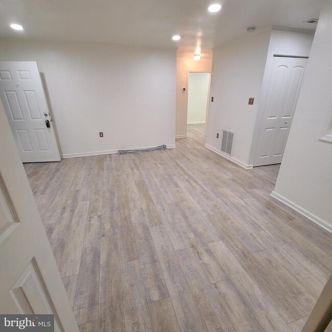 Building Photo - 17 Bach Dr