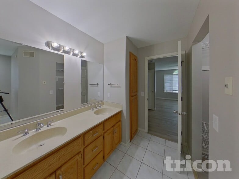 Building Photo - 209 Greenbriar Ln