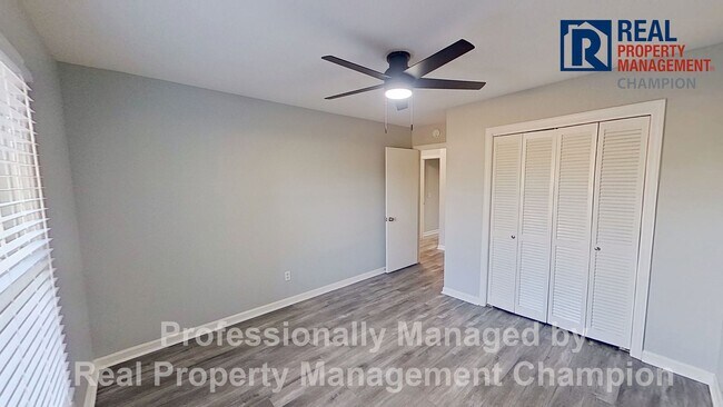 Building Photo - Updated 3 BD/2BA Home on Spacious Corner Lot