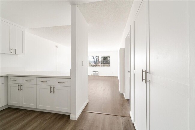 Building Photo - 1401 Mitchell Pl