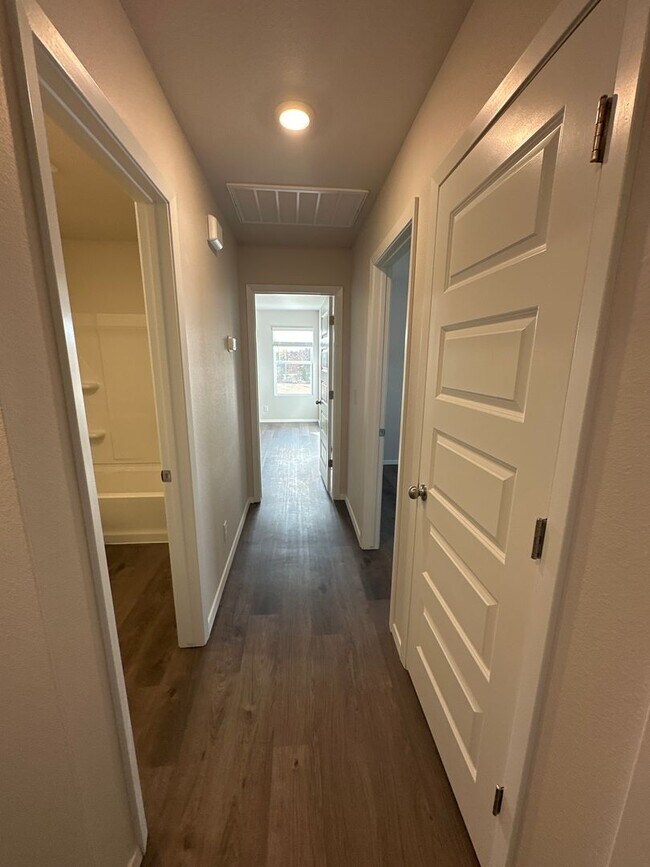Building Photo - Preleasing Now Through 8/29! — Don’t Miss This Modern 3 Bed / 2 Bath Home in Claremore!