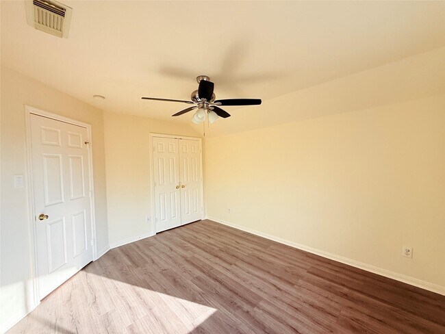 Building Photo - 5418 Cinnamon Lake Dr