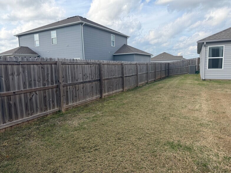 Building Photo - 2309 Pinewood Ave