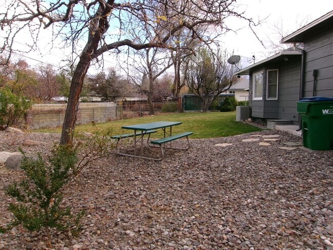 Building Photo - Beautiful 3 bedroom, 2 bath home w/4-car t...