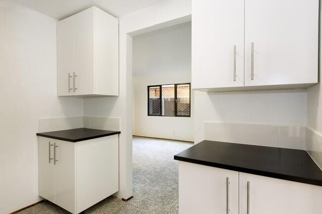 Building Photo - Secluded Rockridge 2BD | Parking Included | Near BART, Shops & Dining