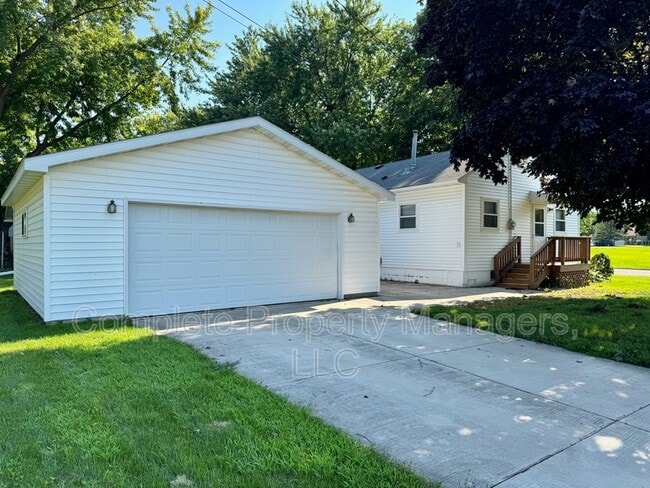 Building Photo - 1517 Margaretha Ave