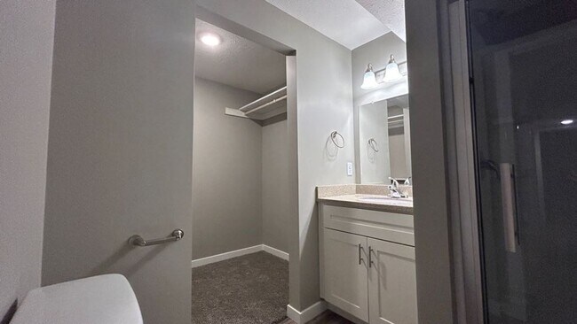 Building Photo - 4 Bedroom Townhome