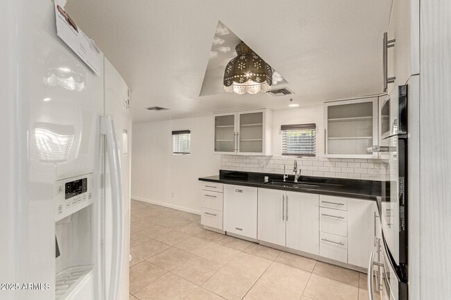 Building Photo - 21 W Pasadena Ave