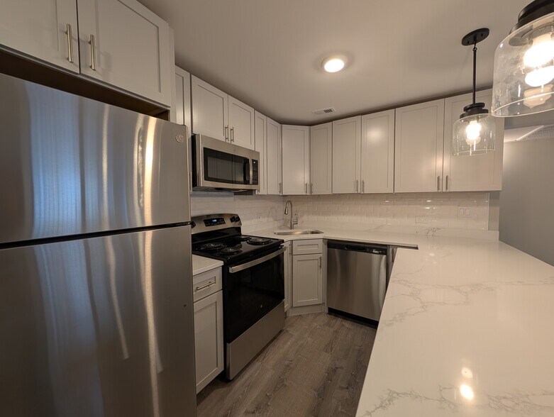 Building Photo - 1254 N La Salle Dr