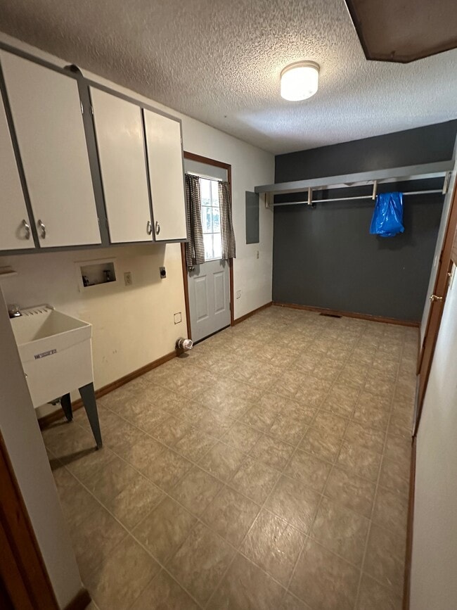 Building Photo - 905 Honeysuckle Ave