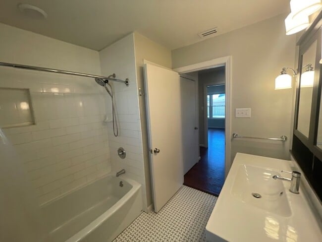 Building Photo - Beautiful 2 Bed / 1 Bath Home – Prime Location