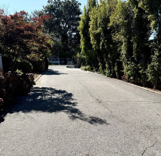 Building Photo - Charming Downtown Los Gatos – Remodeled 1 BR with Private Yard!