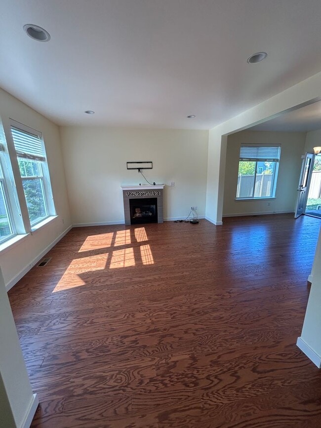 Building Photo - Beautiful Three Bedroom House for Rent in ...