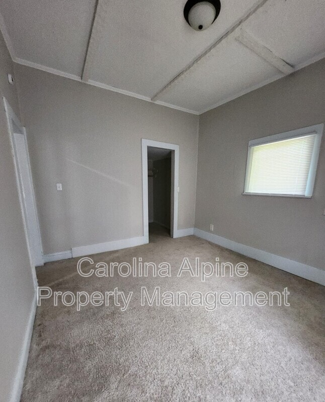 Building Photo - 1028 S Main St