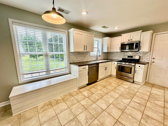 Building Photo - Bright and Airy Three Bedroom Home in Lake...