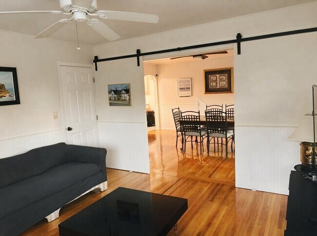 Building Photo - 1407 Sunset Dr