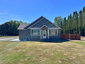Building Photo - Discover Comfort and Space in A Charming 3-Bed, 2-Bath Retreat in Troutdale!