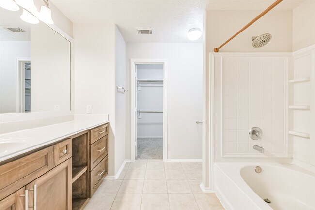 Building Photo - 15023 Roche Rock Dr