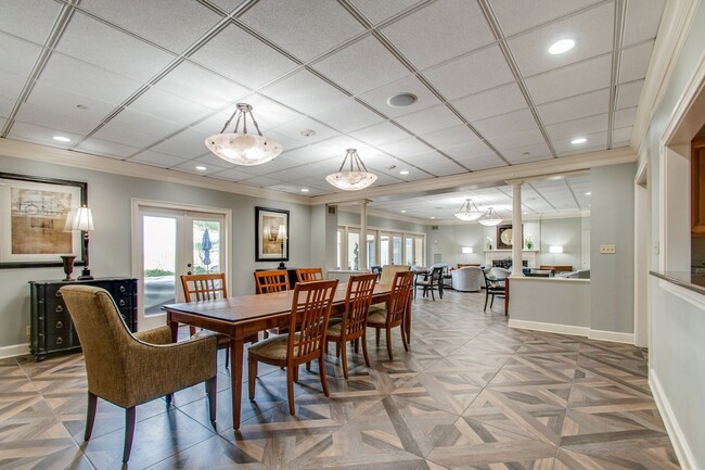 Building Photo - 6666 Brookmont Terrace