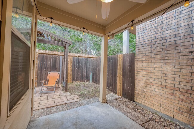 Building Photo - 2910 Crescent Bend Rd
