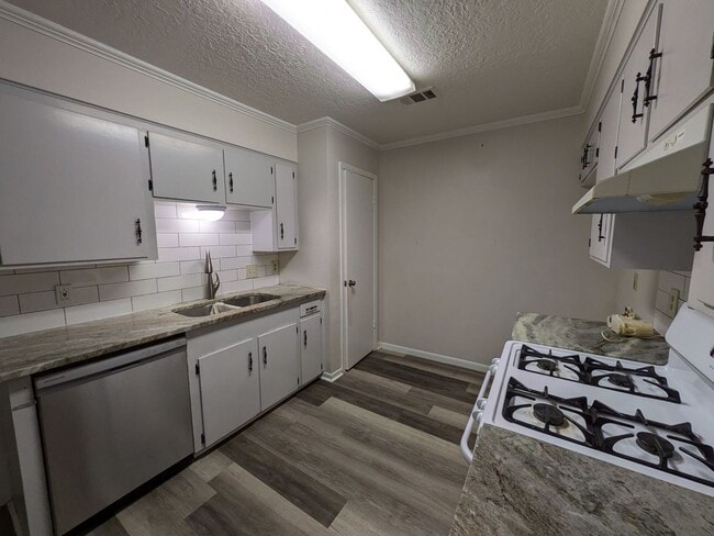 Building Photo - 535 Hillebrandt St