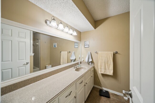 Building Photo - House for Rent 3 Bedrooms 2 Bath !!!!!