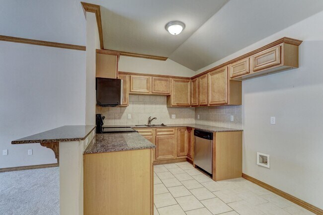 Building Photo - $500 Off First Month's Rent Move In Special!! Duplex in Yukon, Available Now!