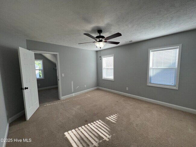 Building Photo - 127 Lightwater Dr