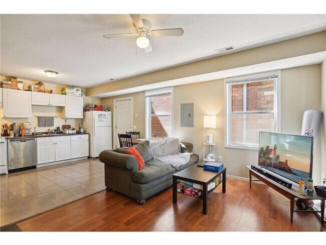 Building Photo - LOCATION LOCATION LOCATION! 5BD / 2BA Available 9/1/26!