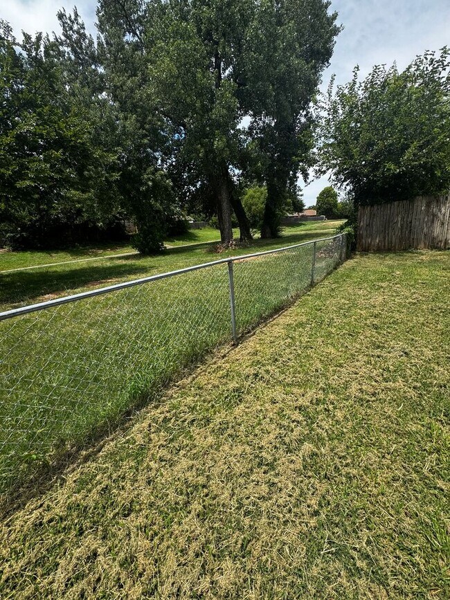 Building Photo - (3) Bed/(2) Bath with (2) Living Areas in MWC Avail NOW!