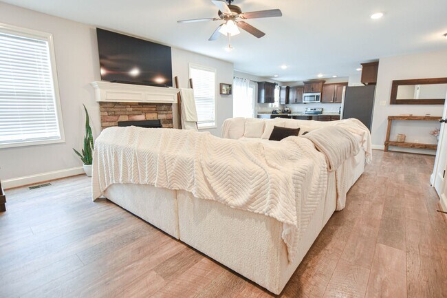 Building Photo - Pet Friendly Four Bedroom!