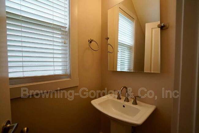 Building Photo - 540C Moore Ave