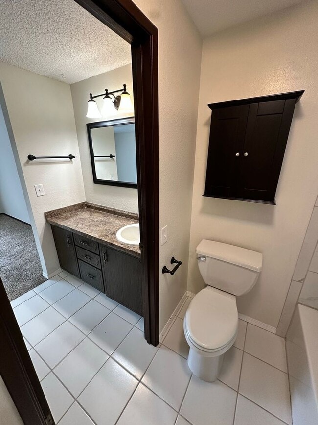 Building Photo - Beautiful well Maintained Duplex for rent