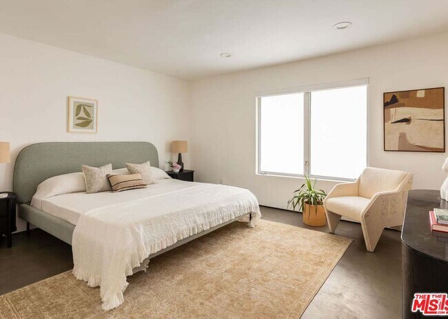 Building Photo - 2500 Zorada Dr