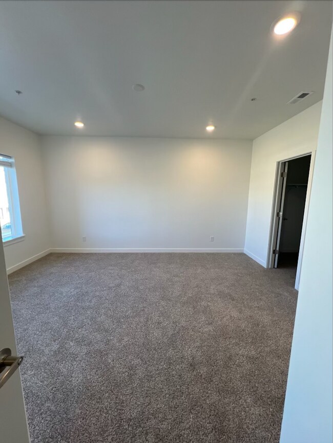 Building Photo - 2342 E 830 S